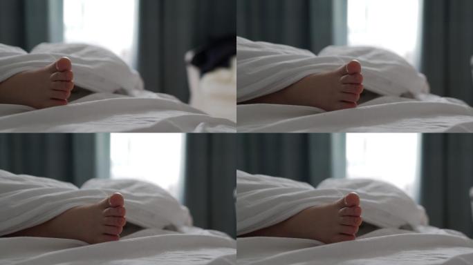 女人睡在床上，露出了脚