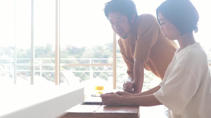 年轻夫妇喜欢在家里网上购物