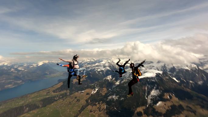 跳伞员翱翔在瑞士的山景之上