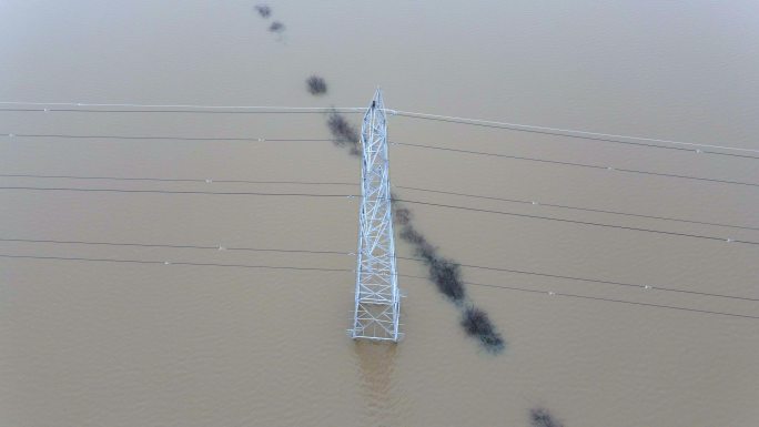 洪水中的电力塔，停电