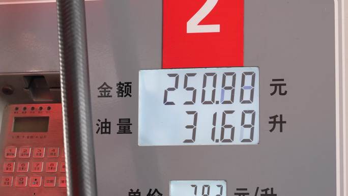 4K油价上涨-加油站汽车加油