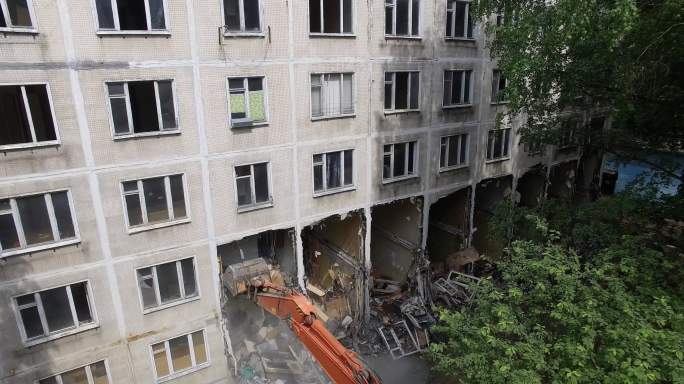 拆除破旧的公寓楼，鸟瞰图