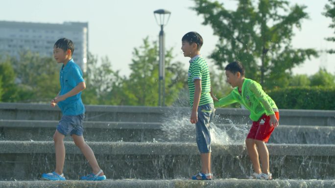 4K_孩子戏水升格慢镜头公园广场