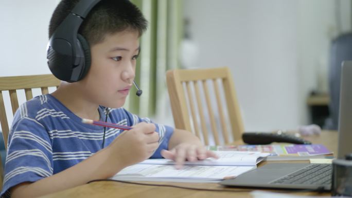 在线学习的男孩上网课远程网络信息化