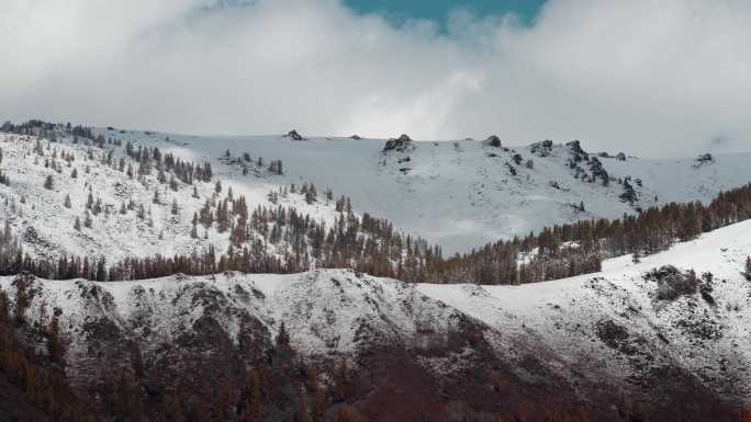 新疆喀纳斯秋季雪山云彩