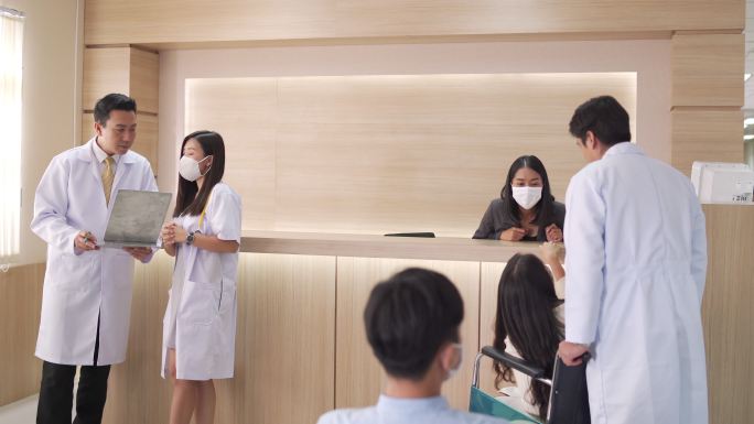 医院大厅的医护人员和患者