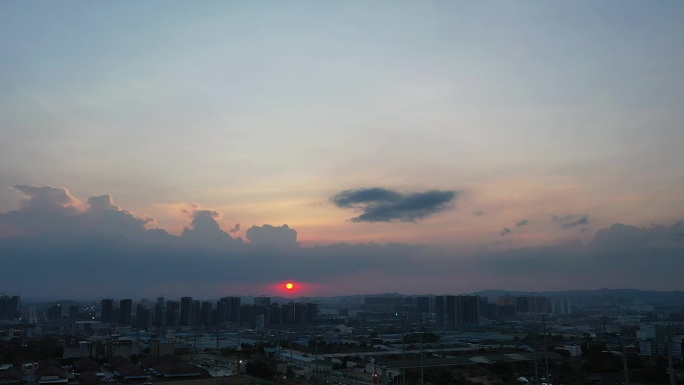 南宁黄昏落日城市夜景 光线穿透云舒云卷