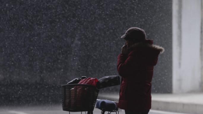 北京下雪，空旷街道骑车，打电话的老人