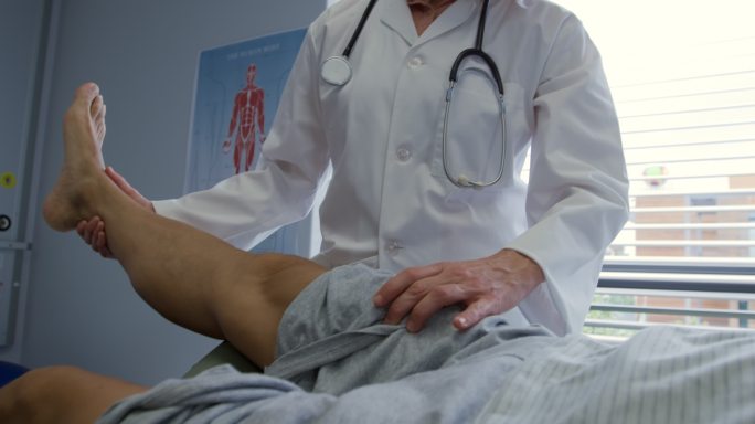 女医生在医院工作检查病人腿部国外医疗