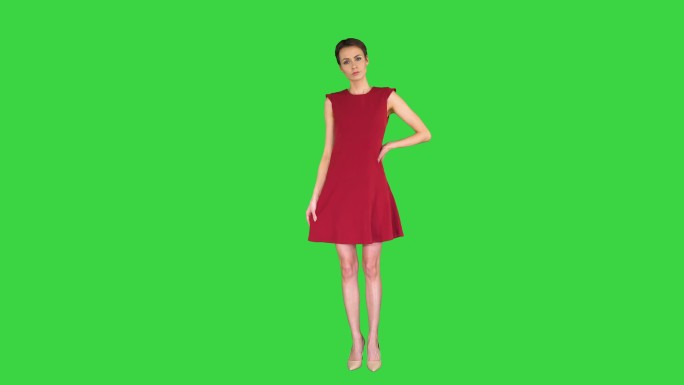 身着红色连衣裙的女孩在绿色屏幕上