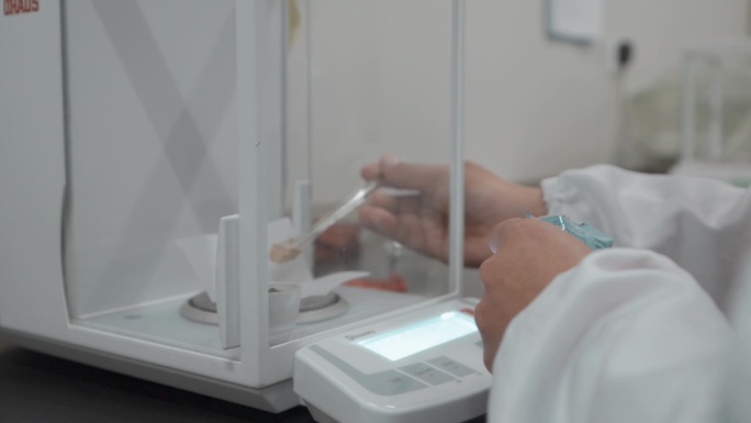 实验室视频白衣科研人员称重滤纸粉剂特写