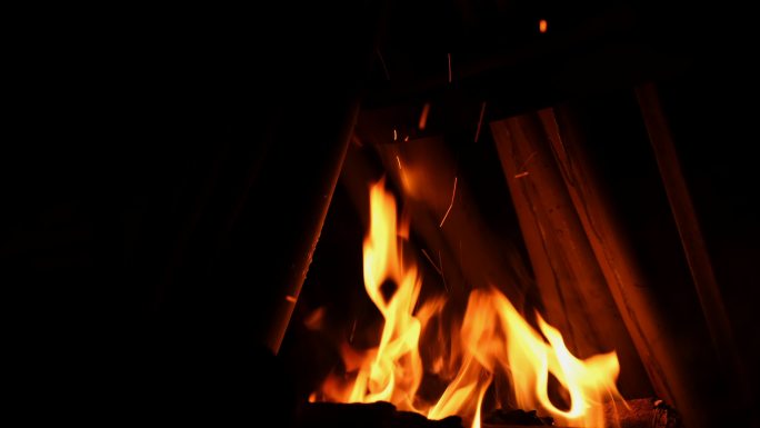 壁炉中燃烧木柴的特写镜头