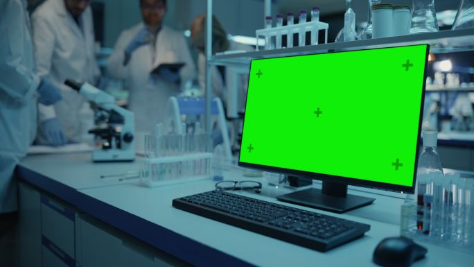 显示屏上带有绿色屏幕模型的台式计算机