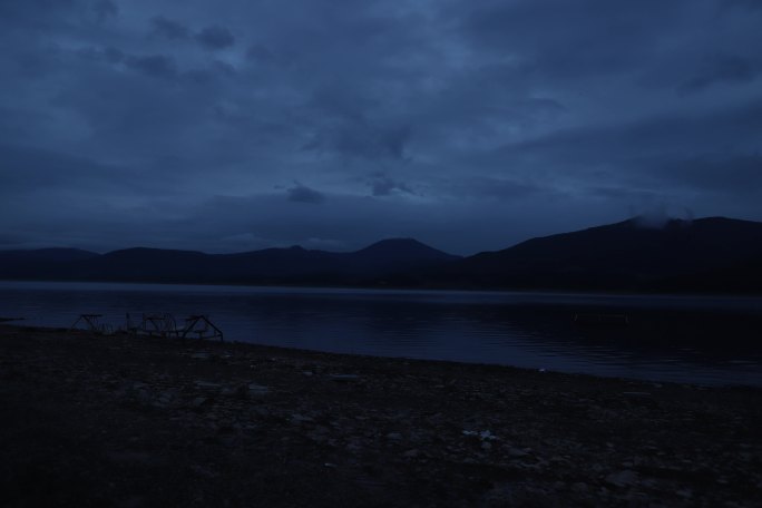 实拍水边夕阳山峰湖水延时摄影视频素材