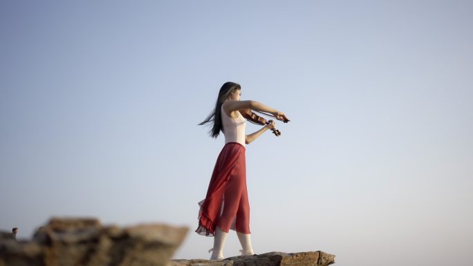 小提琴演奏者艺术家表演练习独奏户外