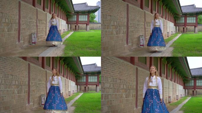 穿韩服的年轻女子参观韩国首尔的故宫。