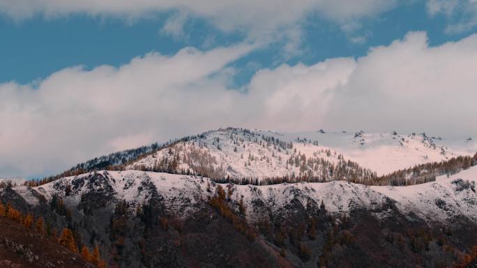 新疆喀纳斯阿尔泰山雪山