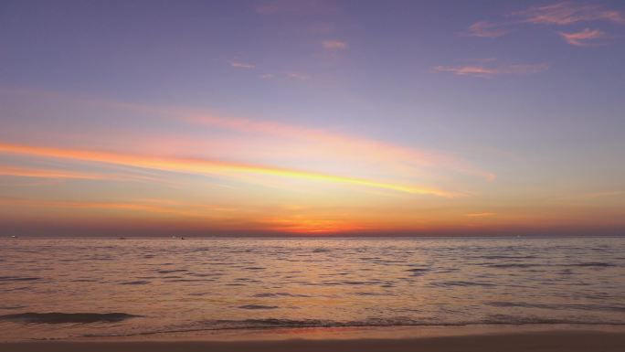 海滩上美丽的日落海边霞光海边日落海边