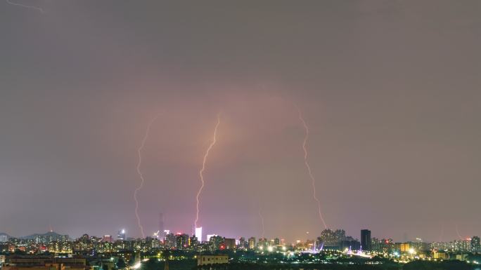 城市夜景打闪下雨前晚上