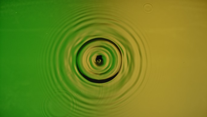 水滴撞击绿色和黄色表面时会产生飞溅