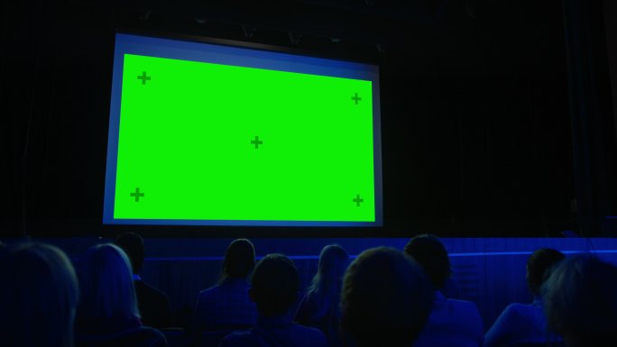 观众们在模拟绿色屏幕上观看新的大片