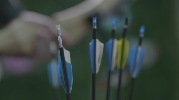 室内射箭馆手拿箭羽4K升格素材-