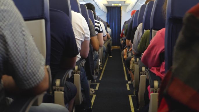 飞机内部座位上的乘客