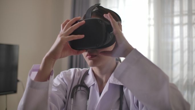 戴虚拟现实眼镜分析体检的医生