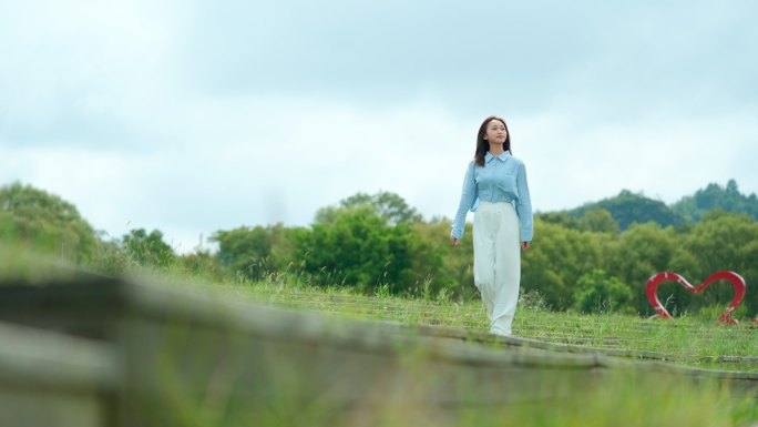 唯美文艺女生漫步草原氧吧