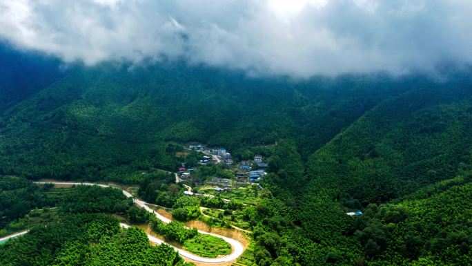 山村延时阳光云层高山