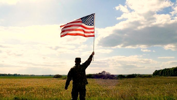 士兵举着美国国旗美利坚