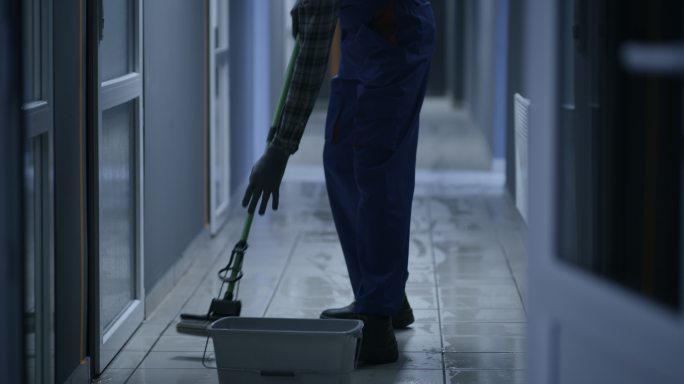 打扫走廊的看门人打扫走廊空镜头空境通用素