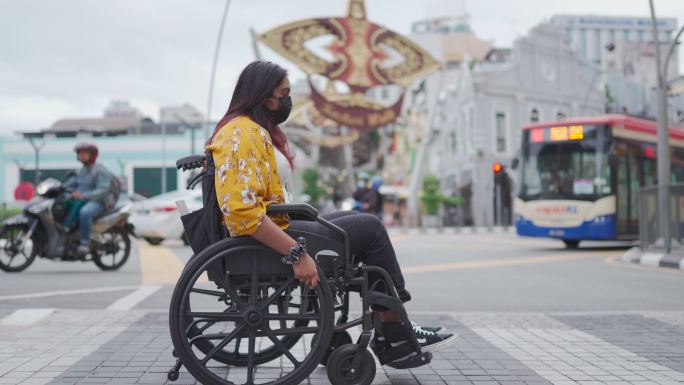 残疾美女坐轮椅穿过城市斑马线