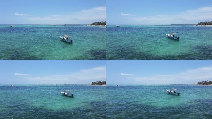 加勒比海上的一艘小型摩托艇