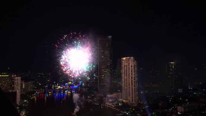 曼谷的城市景观夜空景色烟火彩色灯光秀烟火