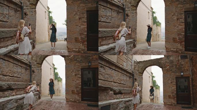 两名女性游客在狭窄小巷里拍照