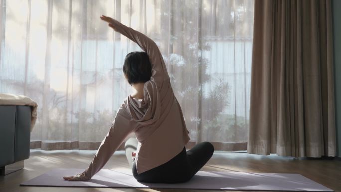 年轻女子在家练习瑜伽