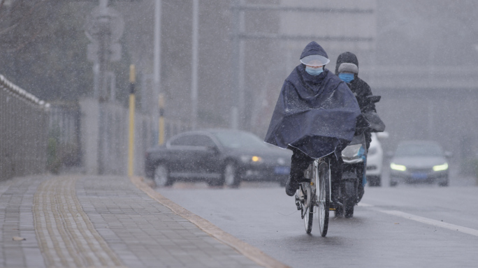 北京街景-疫情大雪行人-下雪骑车