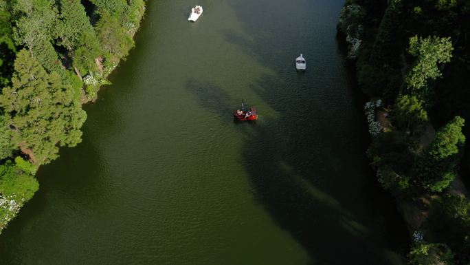 鸟瞰公园湖面有一些人在享受划船