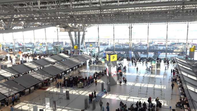 旅客聚集在机场大厅。