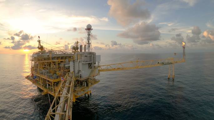 日落时的天然气站海上日落海上石油开采海上