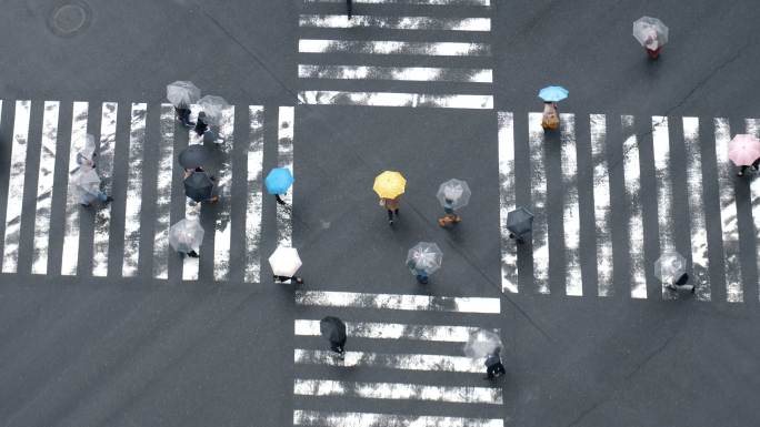 雨天横穿东京街头城市街道明亮的灯光速度