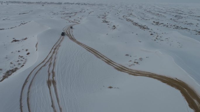 穿越沙漠雪地的越野车