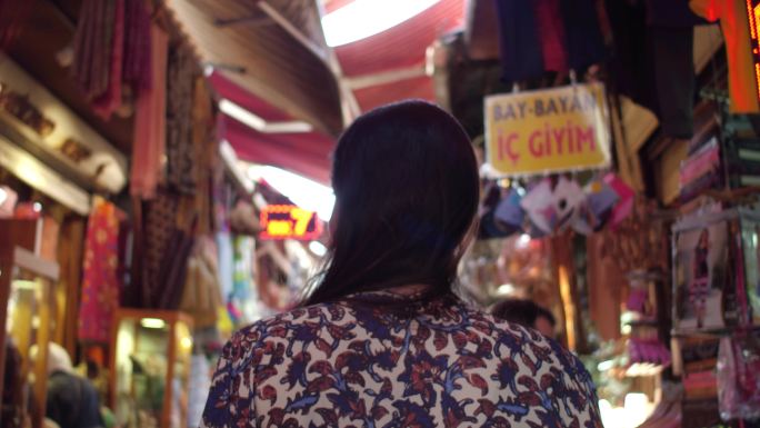 土耳其伊斯坦布尔街市场上行走的女人