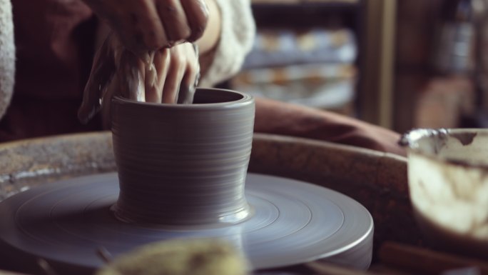制作陶瓷制品的女人