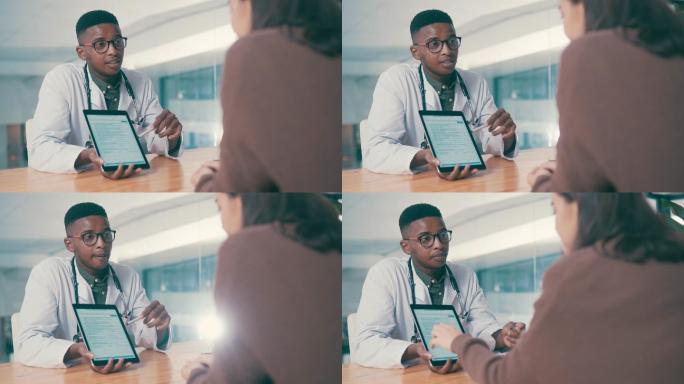 医生用数字平板电脑向患者解释症状