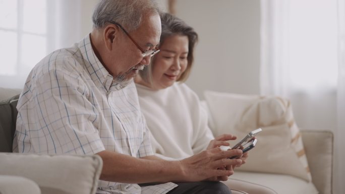 老年男子教妻子使用智能手机