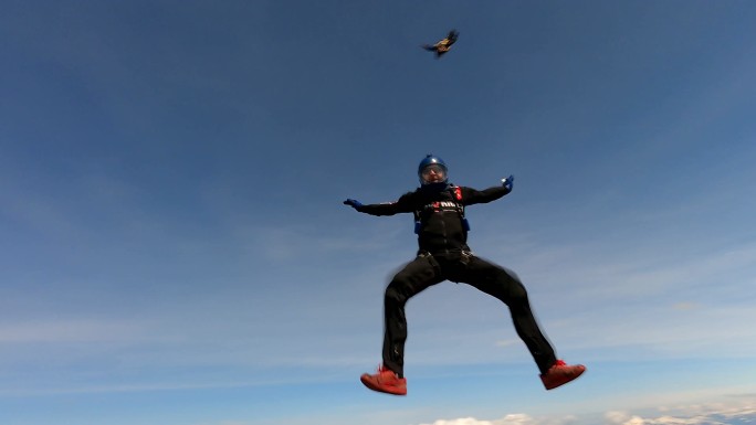 男子在瑞士跳伞探索阳光领导力
