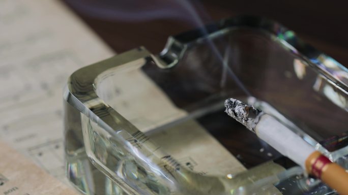 燃烧的香烟放在烟灰缸上