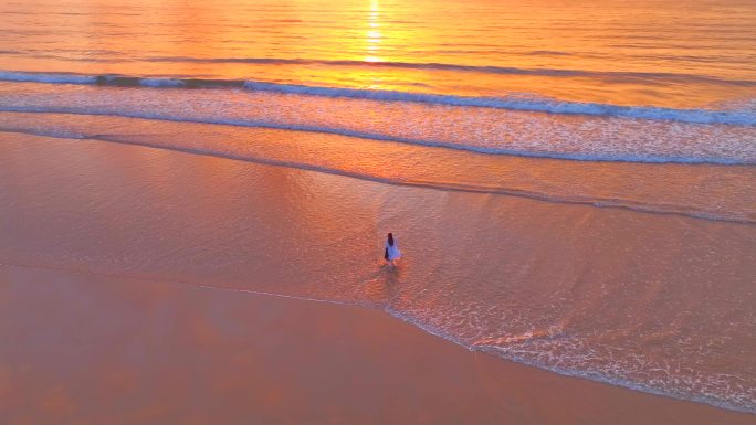 日出大海晚霞火烧云跑步的女孩航拍